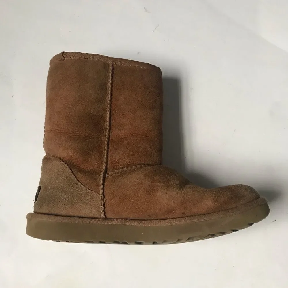 UGG classic short boots shearling lined size 7